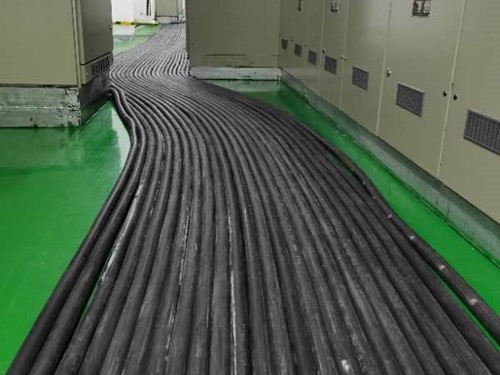 诸城如何根据理论计算公式计算温度对特定电压测量结果的影响？